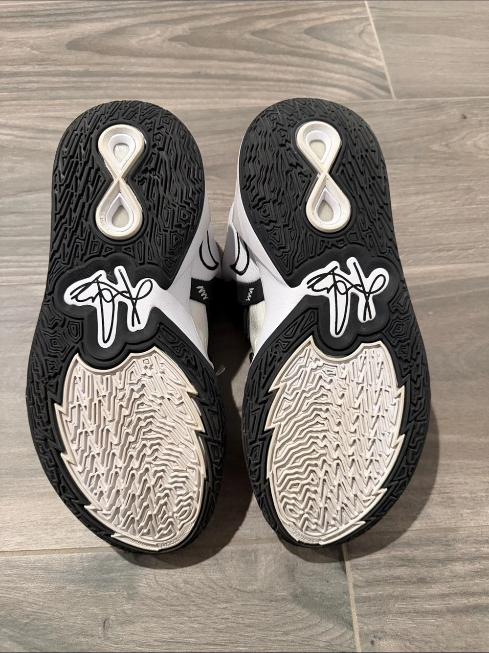 Men's size 8 - Nike Kyrie Sneaker